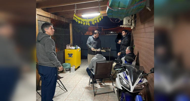 Polémica causa foto de directivos del S. de Salud en La Araucanía en asado sin distancia social