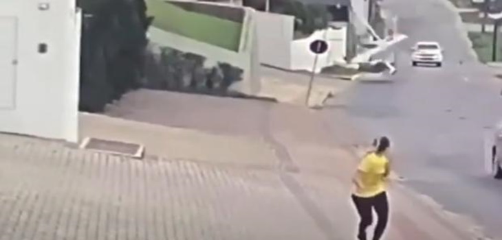 Captan el momento justo en que avioneta cae en Brasil a metros de autos y peatones
