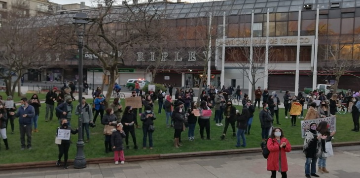Cacerolazos se registran en distintas ciudades del país en rechazo a medidas contra Martín Pradenas