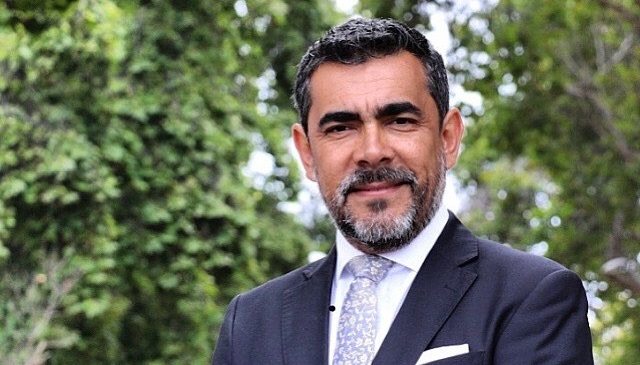 La reinvención del periodista Carlos López a dos meses de ser desvinculado de TVN