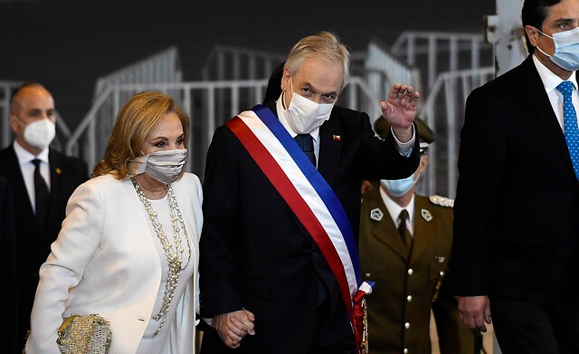 De seda y reutulizable: la llamativa mascarilla que utilizó Cecilia Morel durante Cuenta Pública