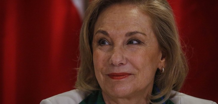 De seda y reutilizable: la llamativa mascarilla que utilizó Cecilia Morel durante Cuenta Pública
