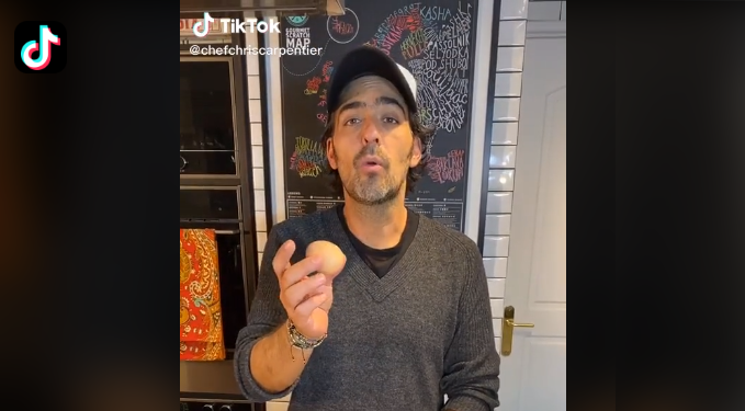 Chris Carpentier enseñó en Tik Tok cómo pelar un huevo duro y su truco te cambiará la vida