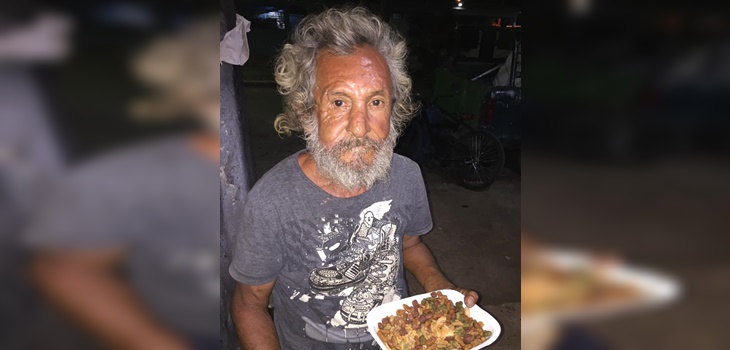 Triste e indignante: hombre que pedía comida recibió alimento para perro en México