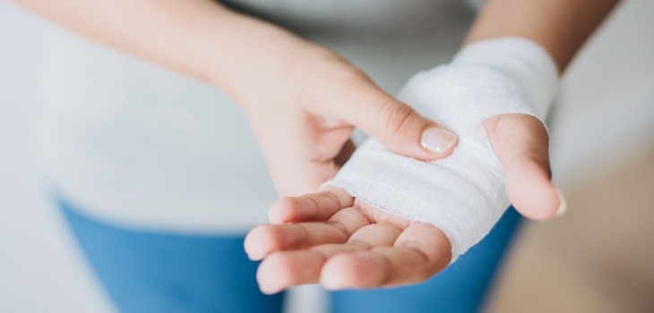 La importante razón por la que nunca deberías arrancar las costras de tus heridas