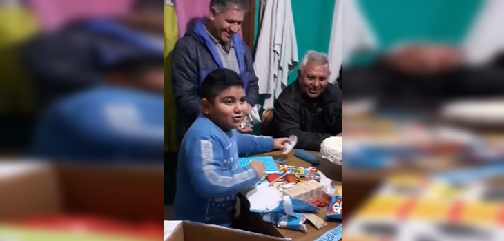 Niño que desea para su cumpleaños 
