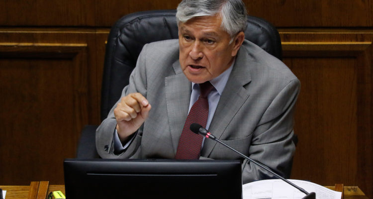 Senador oficialista David Sandoval manifiesta apoyo a retiro del 10%, sumándose a Moreira y Castro