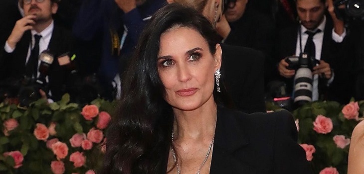 Demi Moore enseñó su baño y varios han quedado impactados: está alfombrado, tiene un sofá y estatua