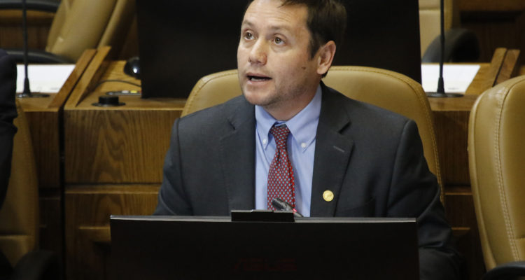 Diputado UDI acusa que Gobierno pidió renuncia a su cercano en represalia por votar a favor del 10%