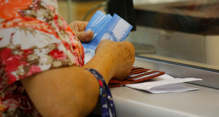 Parlamentarios proponen reducir edad de cálculo de mortalidad para mejorar montos de pensiones