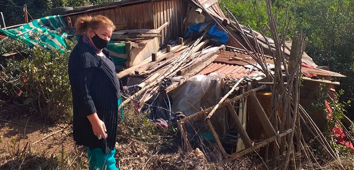 Mujer perdió su casa por sistema frontal: hogar lo construyó ella misma con materiales reciclables