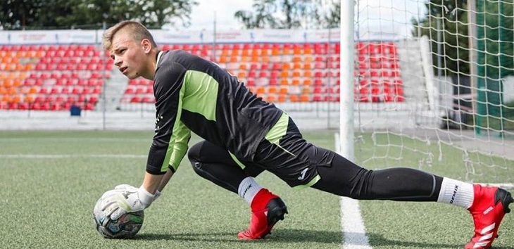 Video captó momento en que joven portero ruso es impactado por un rayo: quedó en coma inducido