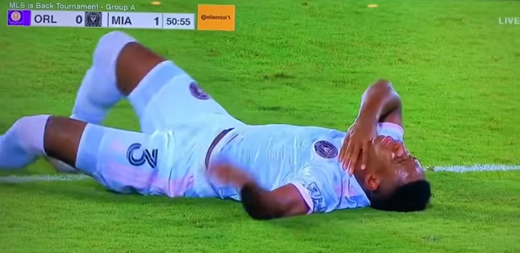 Jugador colombiano generó alarma en la MLS: recibió fuerte golpe en el cuello y comenzó a ahogarse