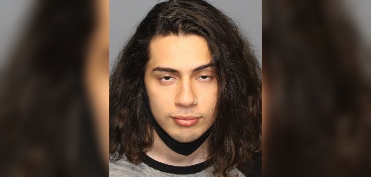 Trabajador de Starbucks escupió cafés de policías en EEUU y cámaras lo delataron: fue detenido