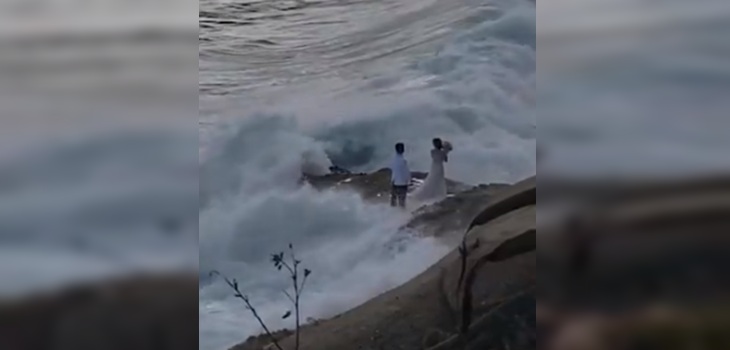 Novios se tomaron arriesgada postal junto al mar en EEUU y terminaron siendo arrastrados por oleaje