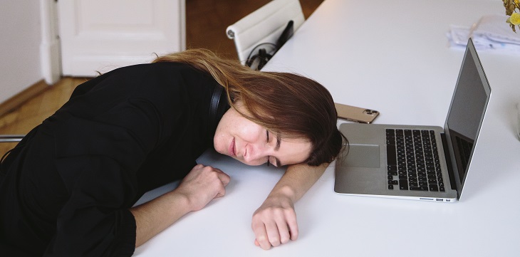 Higiene de sueño: por qué nos sentimos más cansados después de almuerzo y cómo solucionarlo