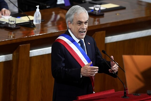 Un invitado infaltable: perrito llegó hasta entrada del Congreso previo a Cuenta Pública de Piñera