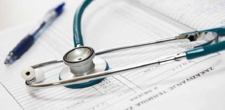 Farmacéutica cuenta cómo lo hace para entender la letra de los médicos en una receta