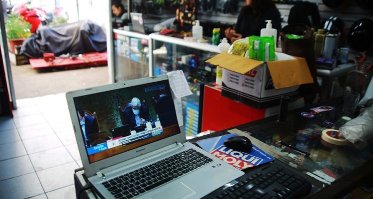 Cadem: 86% aprueba retiro del 10% de las AFP y 51% lo usaría para alimentos o insumos básicos