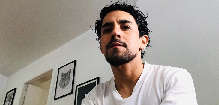 Martín de 'Los 80' vino de paso a Chile y terminó quedándose tras vivir más de 3 años en Praga