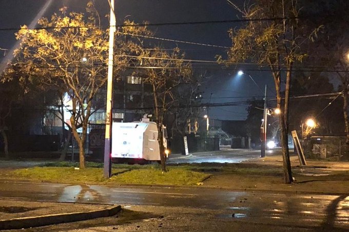 Incendio destruyó bodegas de servicentro en Villa Francia en medio de barricadas y saqueos