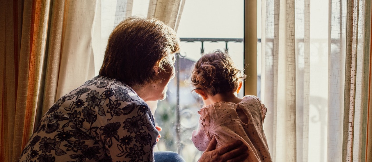 ¿Por qué agosto es un mes tan complejo para los adultos mayores?