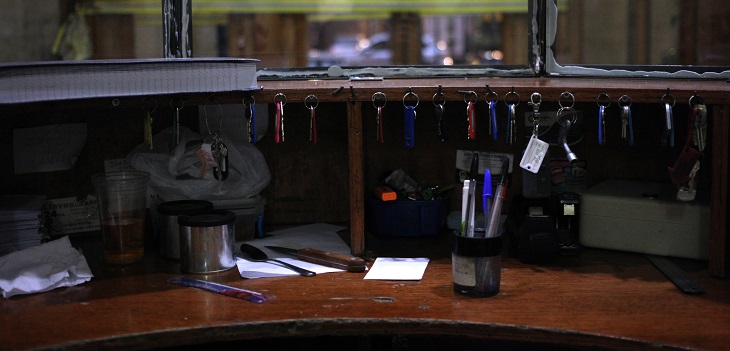 Conserje inventó asalto y vecinas se la jugaron por defender al acusado: resultó ser inocente