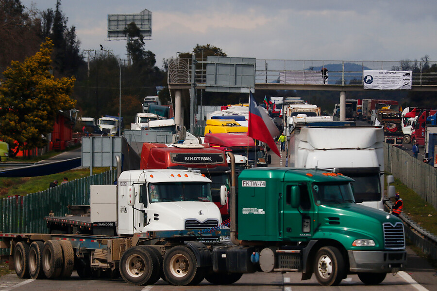 Camioneros mantendrán bloqueo de carreteras este fin de semana tras rechazar propuesta del gobierno