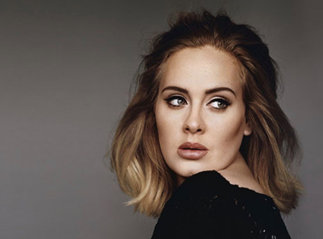 Adele presume su abdomen plano con look de carnaval en redes: luce irreconocible