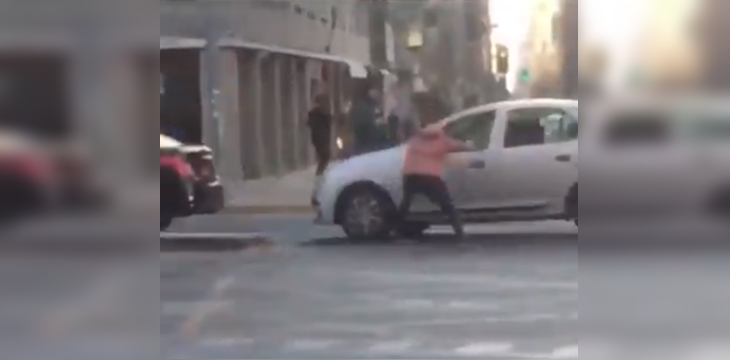 Joven que saltó arriba de patrulla policial y se lanzó dentro de otro auto quedó en libertad