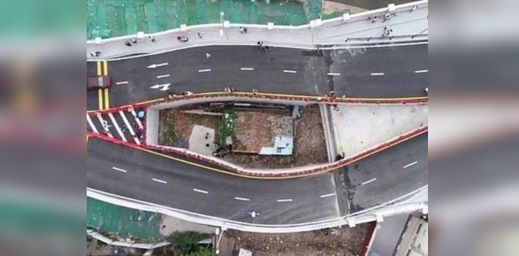 En China: mujer se negó a vender su casa al gobierno y ahora vive en medio de autopista