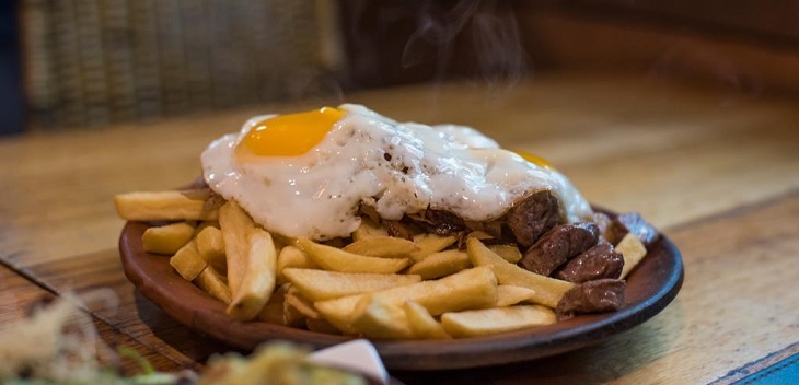 Tradicional y 'picante': dos recetas para celebrar el 'Día de la Chorrillana' como más te guste