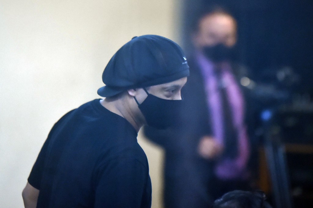 Juez concede libertad a Ronaldinho tras más de 5 meses de prisión en Paraguay