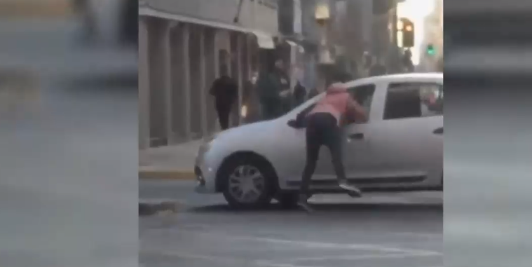 Captan insólito actuar de joven frente a Carabineros: se subió a patrulla y luego se lanzó a un auto