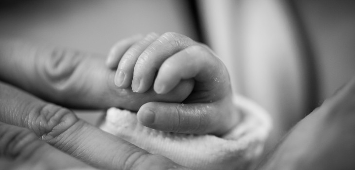 Mujer dio a luz a gemelos en baño de hospital y bebés fallecieron: padre entregó desgarrador relato