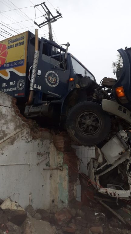 Camión impactó muralla de vivienda en Viña del Mar 