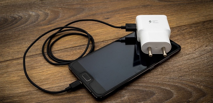 Menor de 11 años falleció cuando jugaba con su celular enchufado: recibió descarga eléctrica