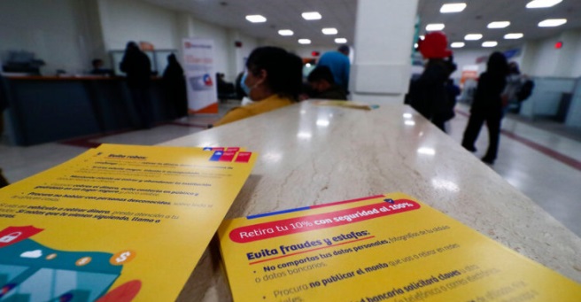 Chilenos en el exterior evalúan recurso de protección por problemas para retirar 10% de AFP