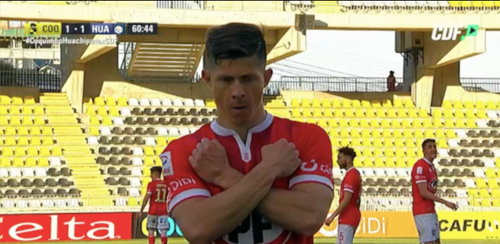 ¿Para Chadwick Boseman? El particular gesto que se vio en el duelo de Huachipato con Coquimbo Unido