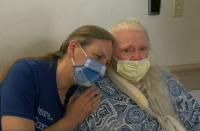 Mujer halló a su hermana perdida hace 50 años tras contraer COVID-19: resultó ser su enfermera