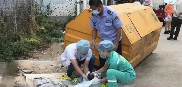 Recién nacida fue abandonada en un basurero en China: padre quería un varón