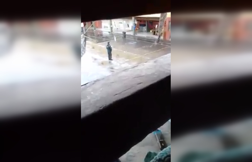 Registran a gendarme gritando nombres de reos con COVID-19 en patio de cárcel de Puerto Montt