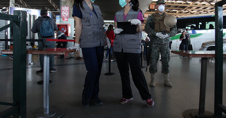 Hombre rechaza control preventivo y golpea en la cara a funcionaria de salud en terminal de Osorno