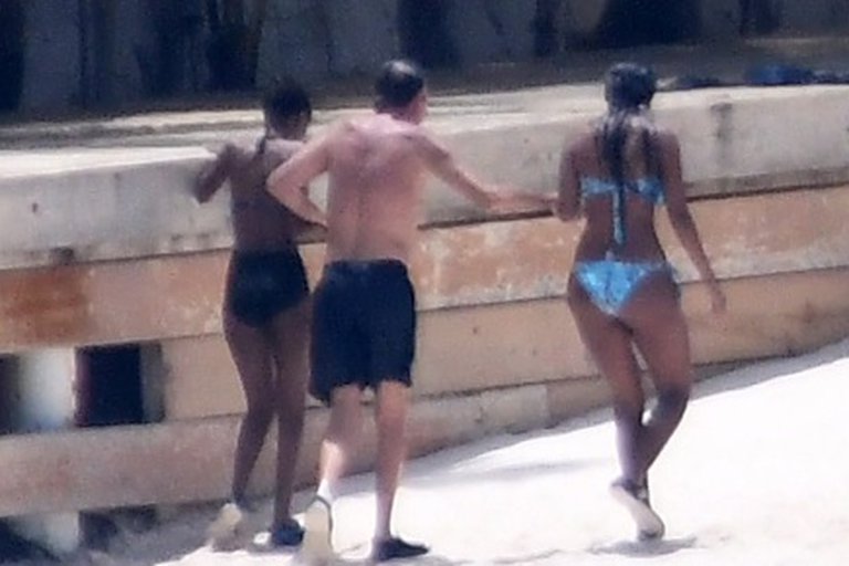 Julio Iglesias necesita ayuda para caminar