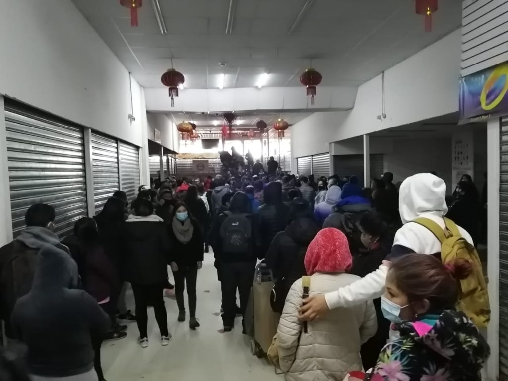 gran aglomeración en "mall chino" de Santiago tras fin de la cuarentena