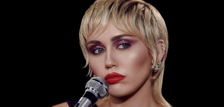 El inusual collar de Miley Cyrus: un símbolo feminista y una importante pieza en el mundo de la moda