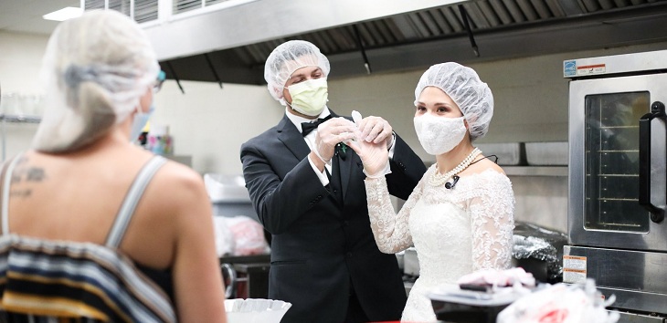 Por la pandemia: novios donaron todo su banquete de bodas a refugio de mujeres y niños en EEUU