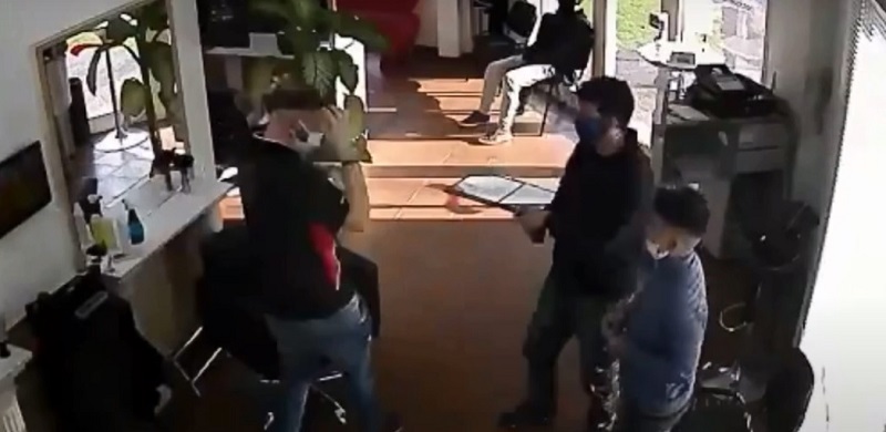 Hombre llevó al hijo a cortarse el pelo y aprovechó de asaltar con un arma de juguete al peluquero