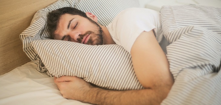 Dormir siesta por más de una hora afectaría el corazón, según estudio de científicos chinos