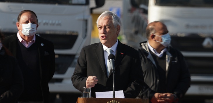 Ley Juan Barrios: Piñera endurece penas por quema de camiones y dará pensión a viuda de mártir